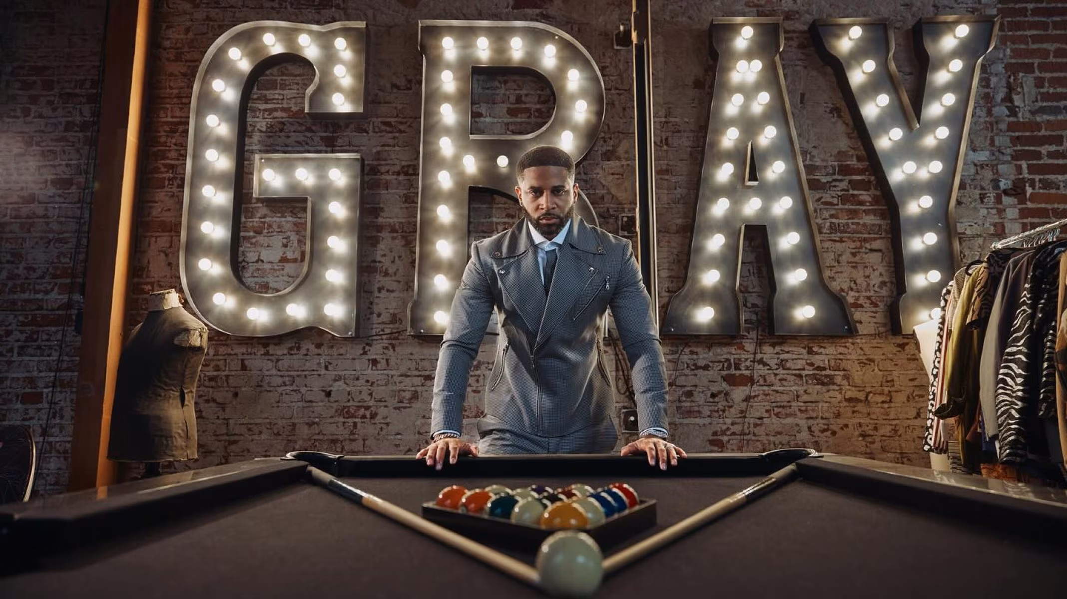 Devale Ellis Stuns In House Of Gray Suit Actor and ex-NFL wideout proves red-carpet style reigns supreme with a crisp tailored look