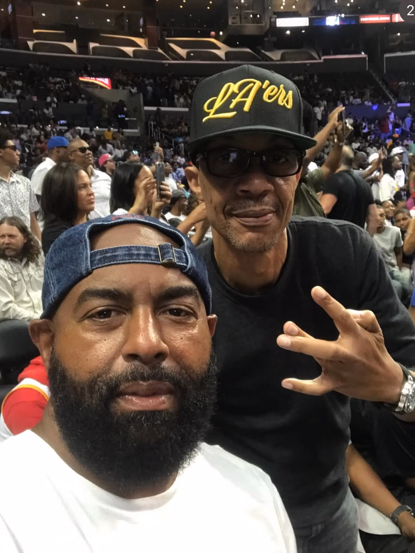 DJ Pooh Meets Big Dee Arlington Ave Hip-hop veteran teams up with his longtime homie for a chill studio hangout in Los Angeles