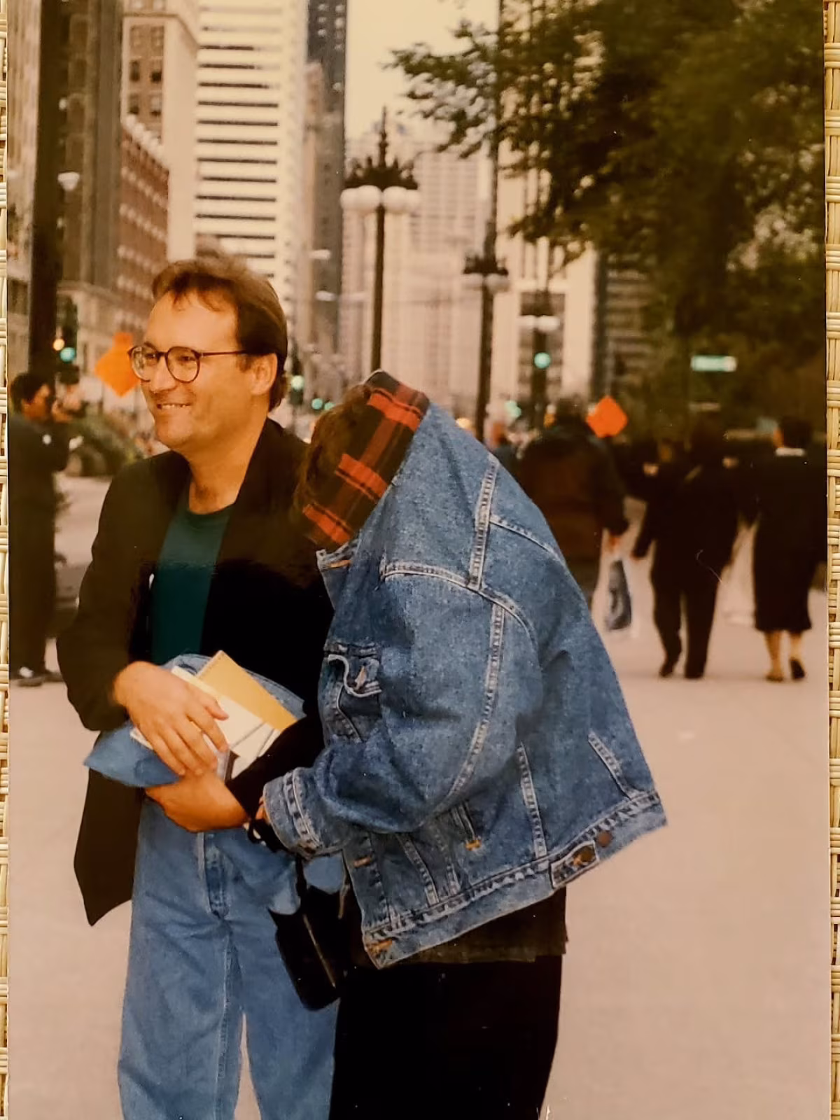 Emile Hirsch Honors Late Father With Early Edition Throwback Actor shares a childhood snap from TV days in Chicago, celebrating dad in touching tribute