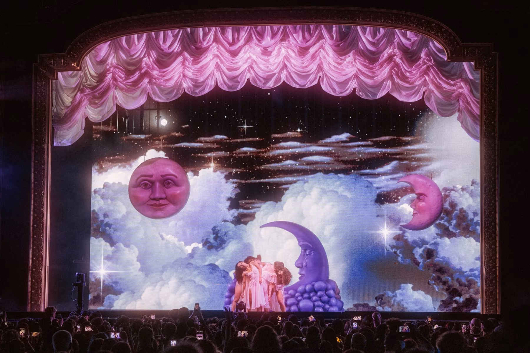 Halsey Unveils Stunning Live Tour Photos by Yasi Halsey shows off magical tour visuals by Yasi, calling the run her 'favorite fever dream'!