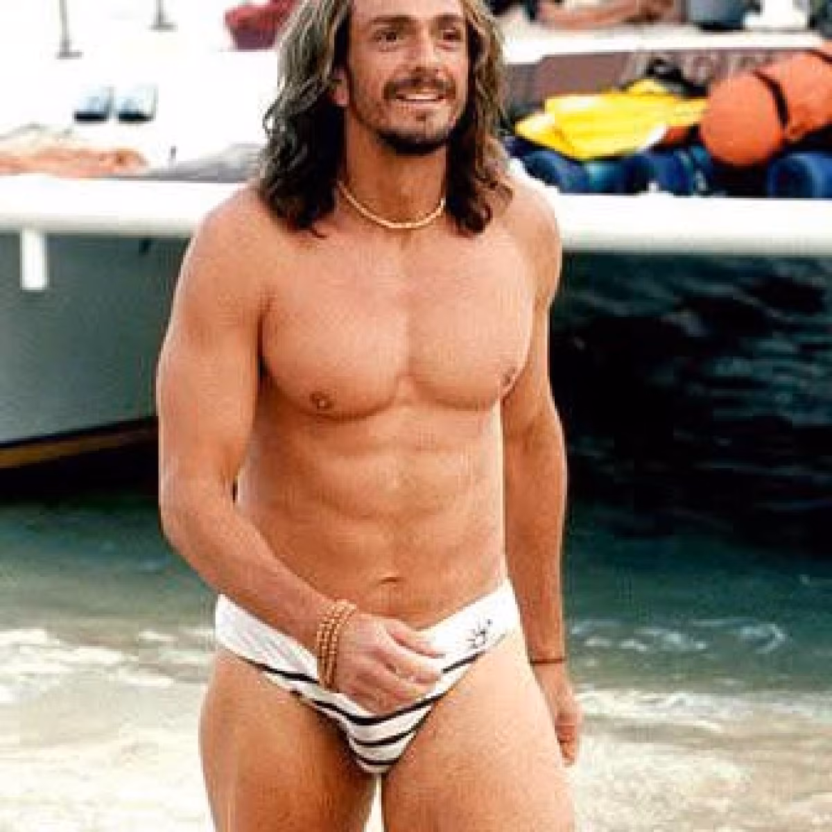 Hank Azaria Kicks Off Summer With Scuba Post The sitcom star celebrates solstice via underwater shots inviting fans to ride ocean wave.