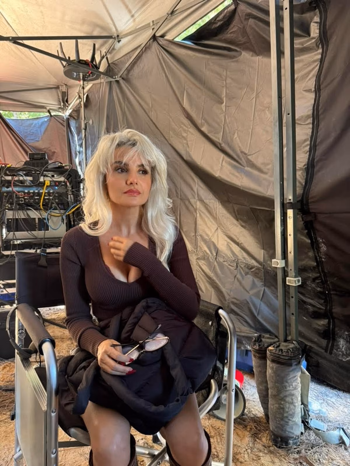Peek behind the scenes at Mikaela’s new superhero look in the Jarhanpur desert set reveal.