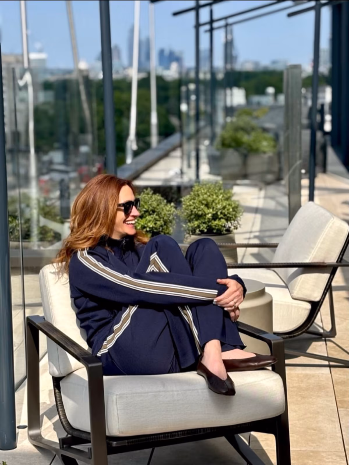 Hollywood star soaks up the sunshine and soccer vibes at a stylish Mayfair retreat today!!