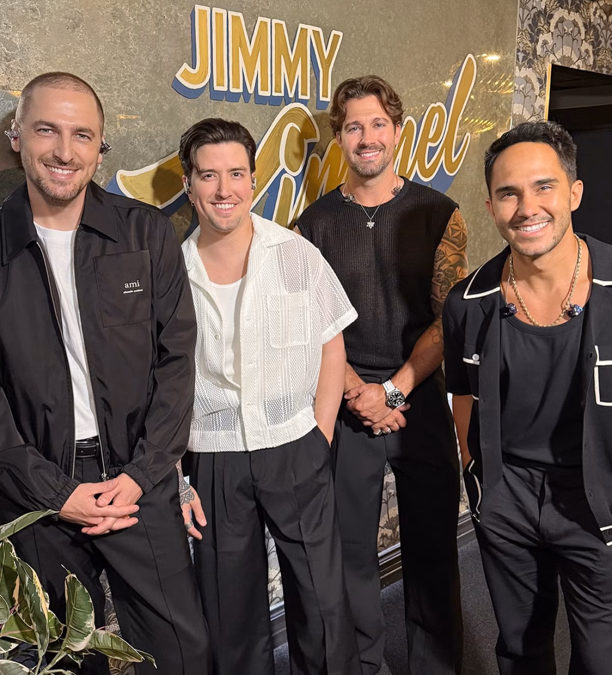 Kendall Schmidt Fills In for Matt Damon on Kimmel Boy band leader takes the iconic host’s seat for a stunt, hyping tonight’s prime ABC show!