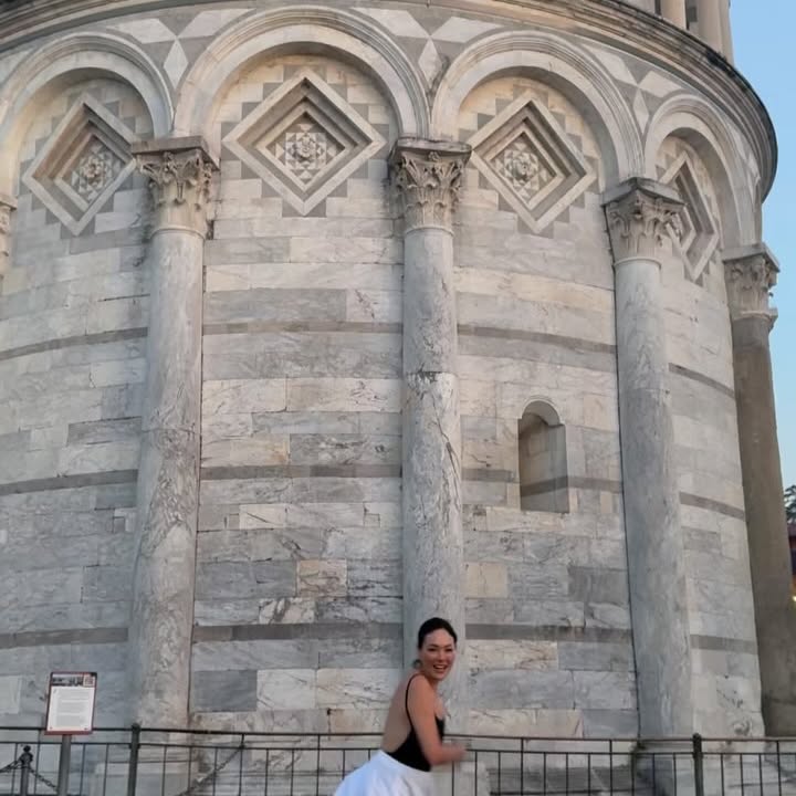 Lindsay Price Embraces Italy on Scenic Tuscany Trip