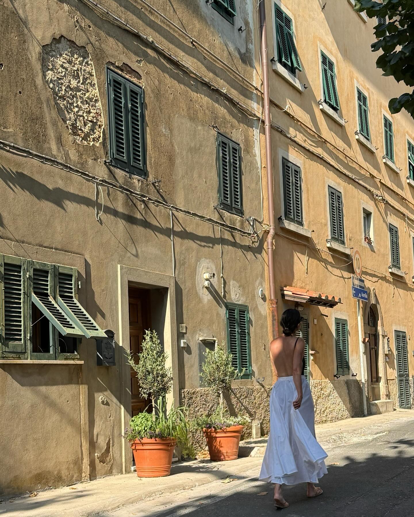 Lindsay Price Embraces Italy on Scenic Tuscany Trip