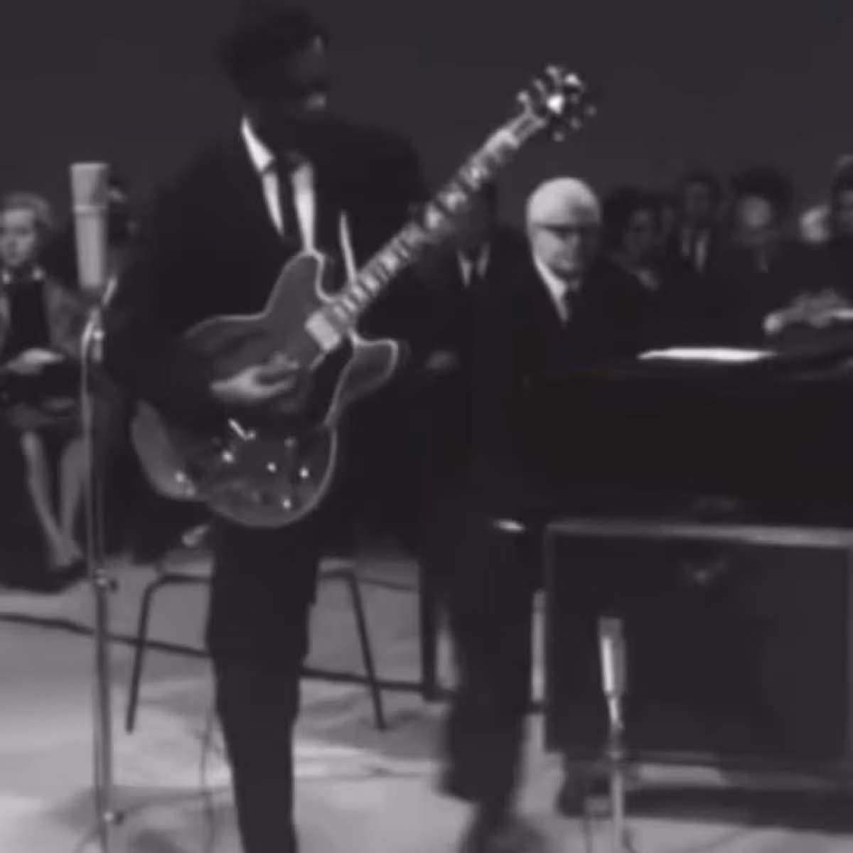 Slash Honors Chuck Berry’s Rock Blueprint Guns N’ Roses legend Slash pays tribute to Chuck Berry’s rock blueprint on Instagram today